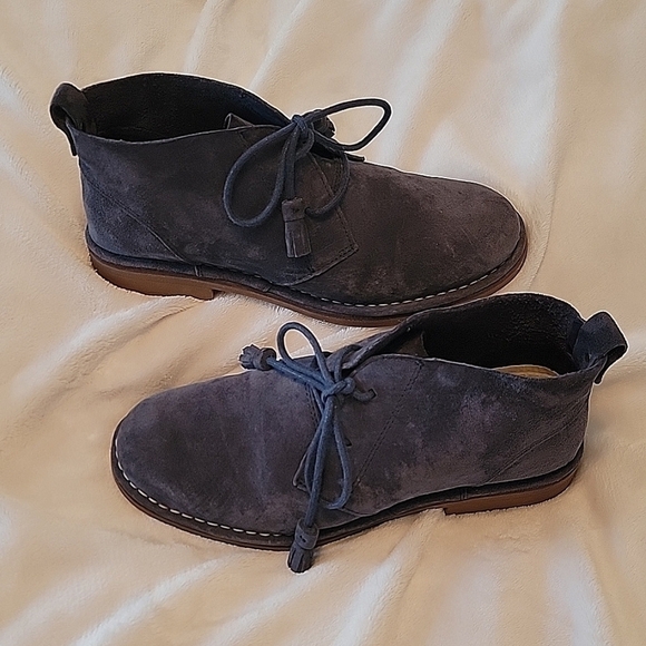 Hush Puppies Shoes - Hush Puppies Blue Suede Chukkas size 8